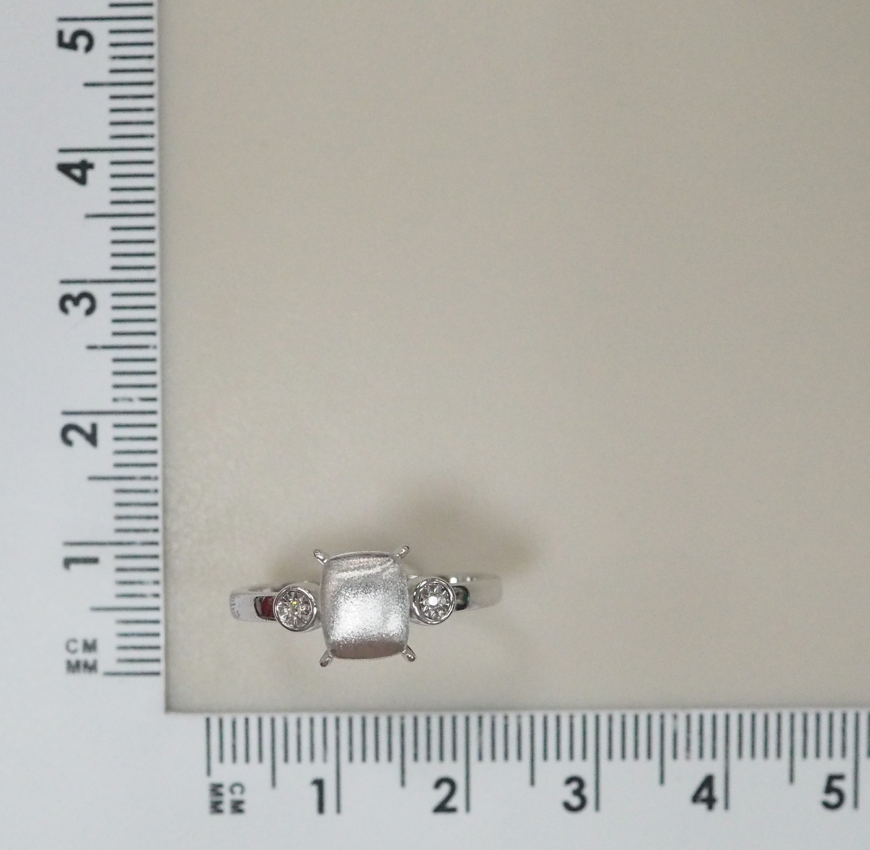 Серебряное кольцо с бриллиантами